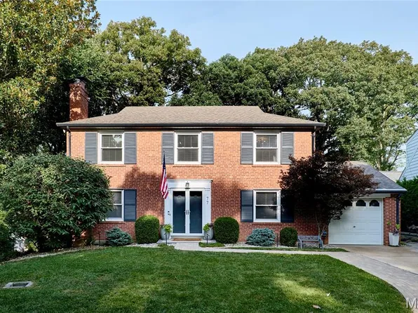 77 Heatherbrook Ln, Saint Louis, MO 63122