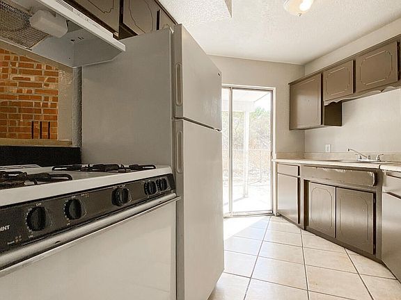 5th image of 5209 Carousel Dr #1