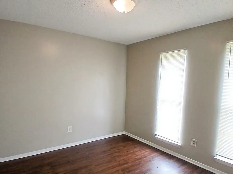4407 Howardcrest Dr — Photo 11