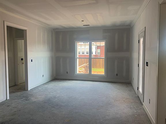 3rd image of 229 Chestnut Oak Dr