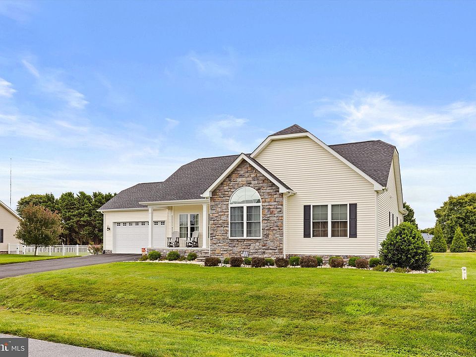 1st image of 10 Robinson Dr