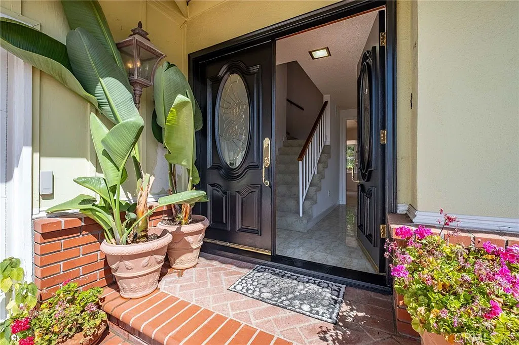 4 bed, 2000 sqft, $6,000 — Photo 2