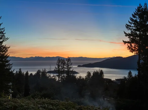 4721 Woodside Pl, West Vancouver, BC V7S 2X5