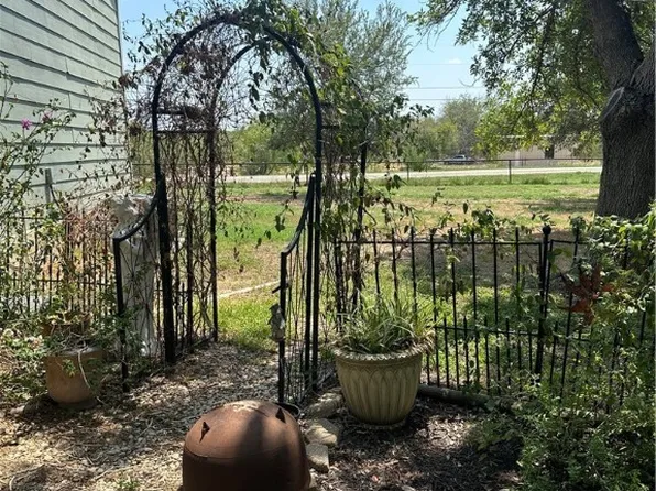 427 Spur Trl, Seguin, TX 78155