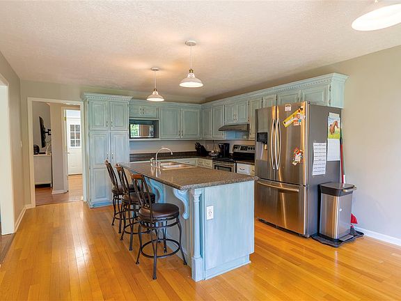 2nd image of 221 Lindsay Ln