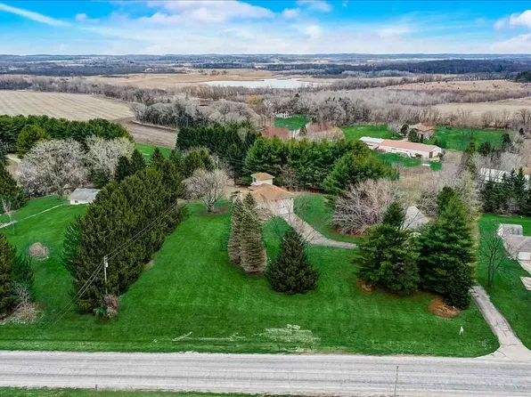 5974 River Rd, Waunakee, WI 53597