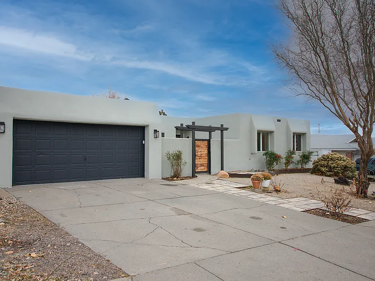 9514 Avenida Del Oso NE — Photo 3