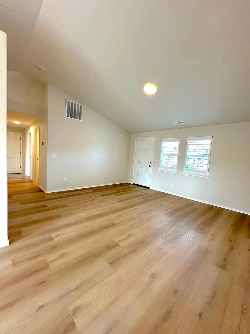 3 Bedroom With Large Backyard in North Redmond — Photo 2