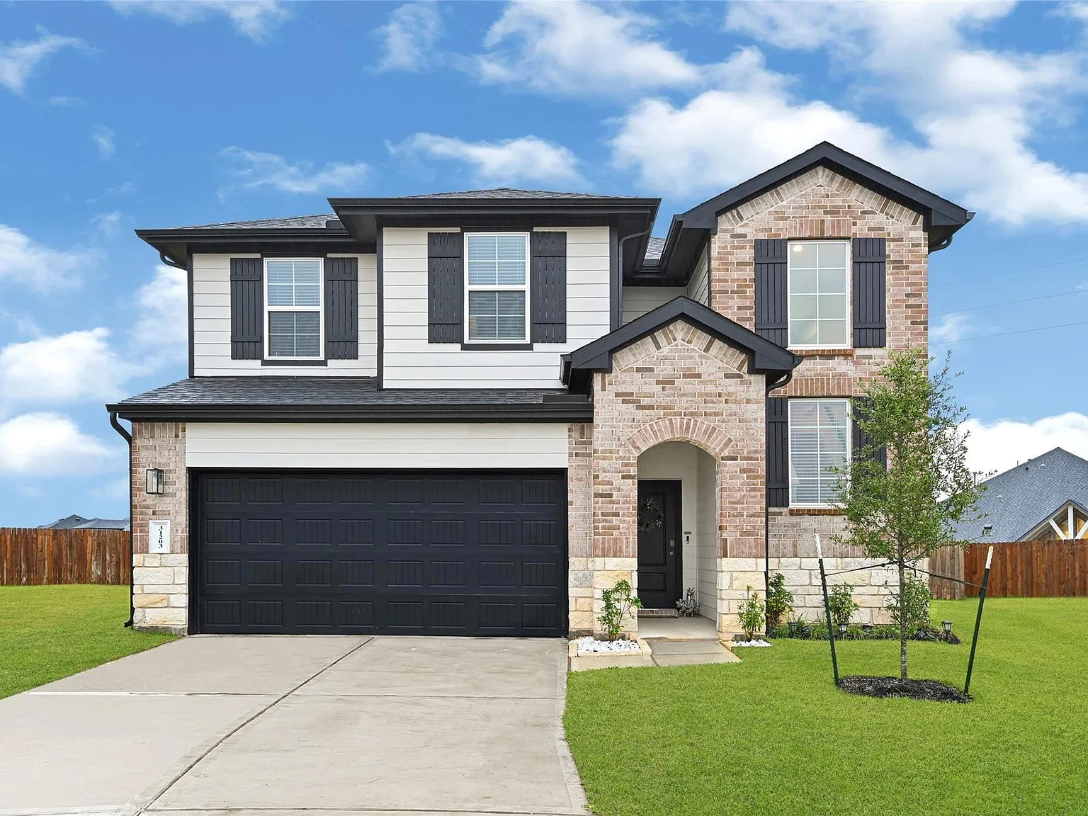 4 bed, 2.5 bath, 2336 sqft, $2,400 — Photo 2