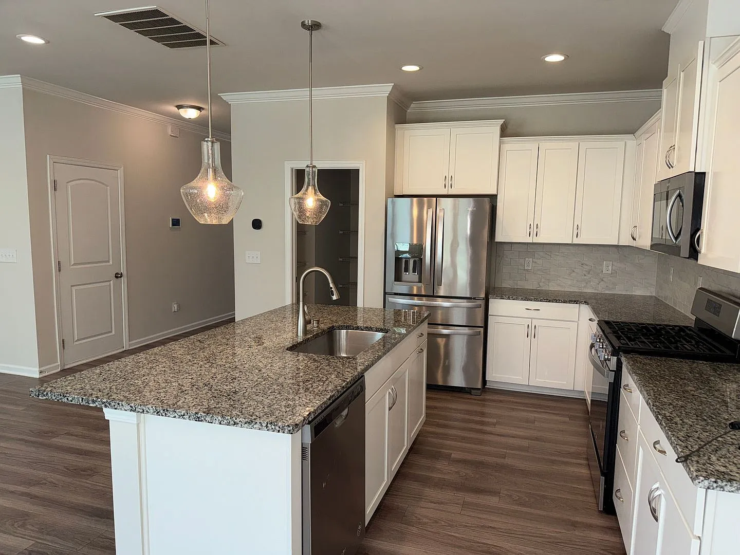 Stunning Five Bedroom Home In Magnolia Walk Huntersville! — Photo 3