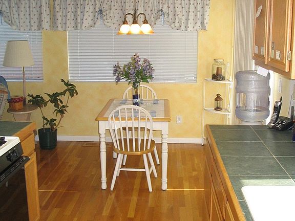 Bright & sunny breakfast area