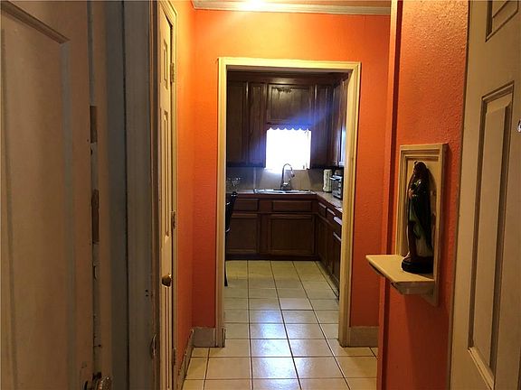 3rd image of 1004 E Davis Ave