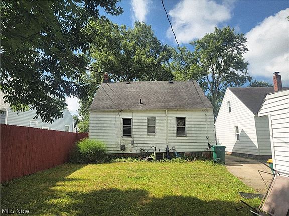 2nd image of 18305 Knoll Dr