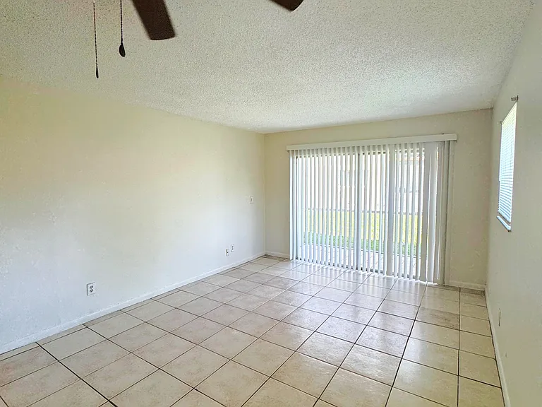 933 W Jasmine Dr — Photo 4