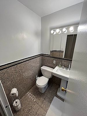 5th image of 279 E 44th St APT 9N