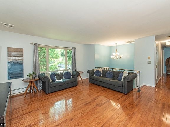 4th image of 110 Unger Ave