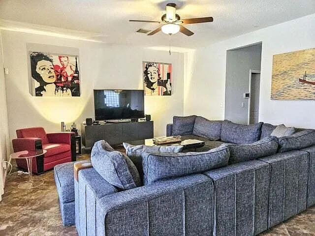 1225 Avondale Ln — Photo 5
