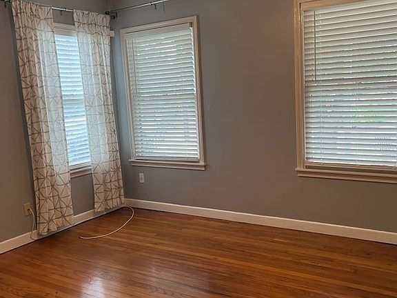 3rd image of 210 W Meadowlane Dr