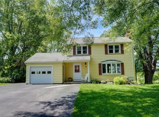 10 Alpine Dr, Webster, NY 14580