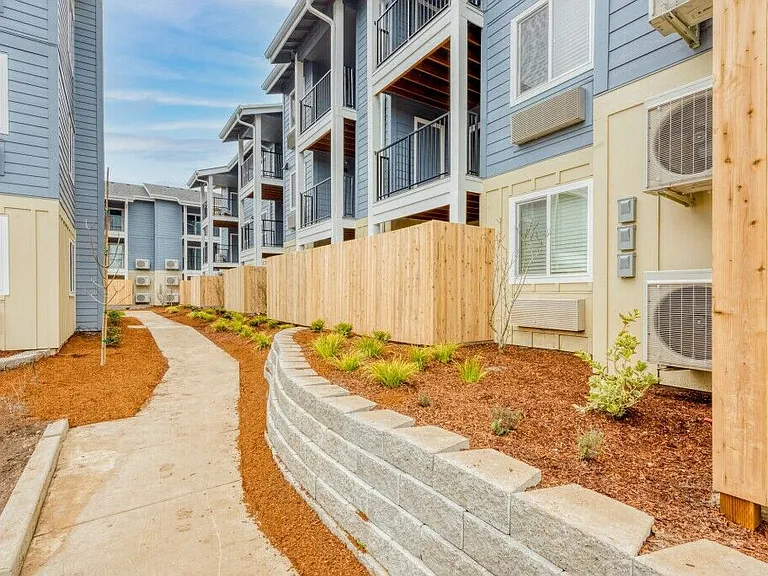 Queen Court Apartments — Photo 44
