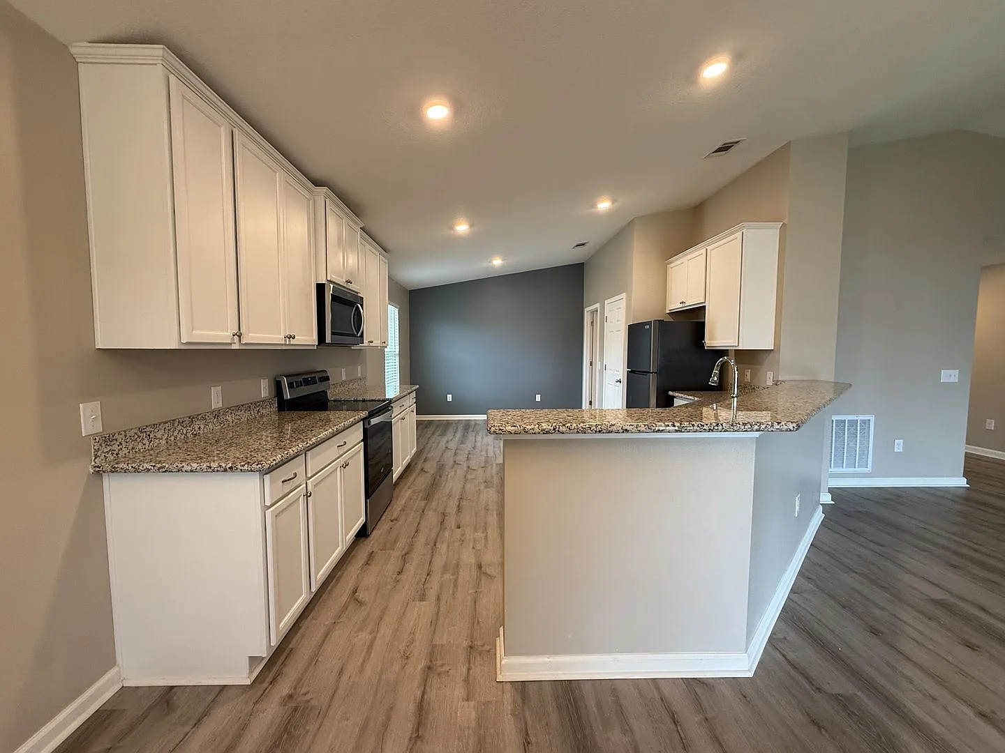 Beautiful 3 Bedroom 2 Bath Brick Craftsman Home Available For Rent! Power Included! — Photo 4