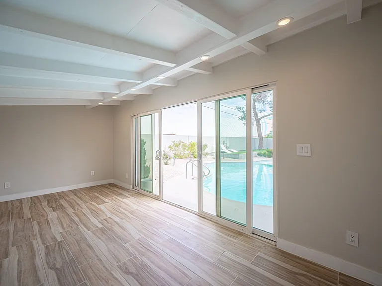 330 E Country Club Dr — Photo 22