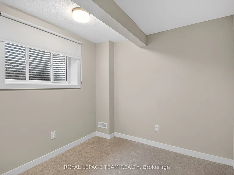 297 Les Emmerson Dr — Photo 33