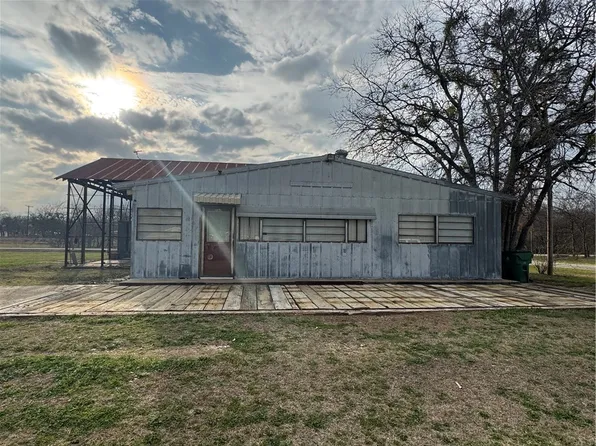 208 E Spruce St, Abbott, TX 76621