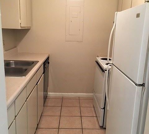 4th image of 1004 N Oak St APT 9