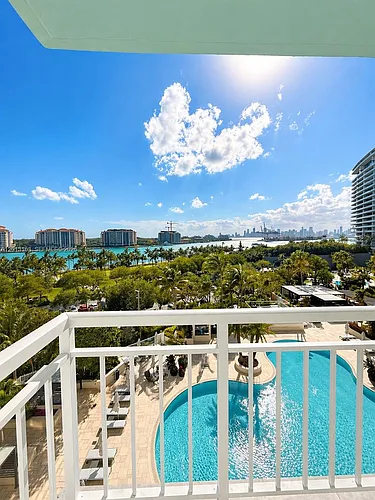 400 S Pointe Dr #707 Photo 1