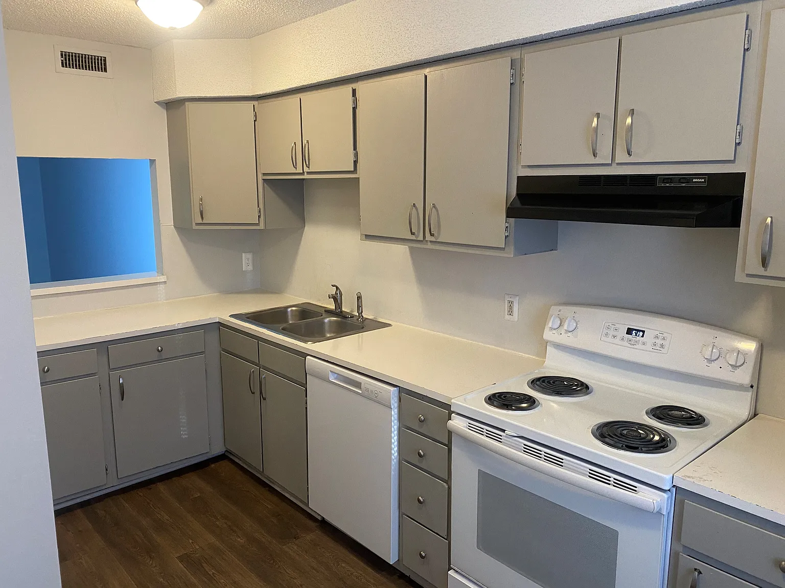 2 bed, 1.5 bath, 1416 sqft, $1,295 — Photo 2