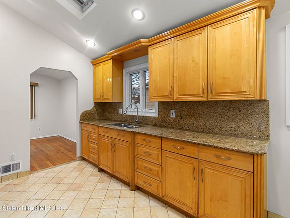5th image of 898 Westwood Ave