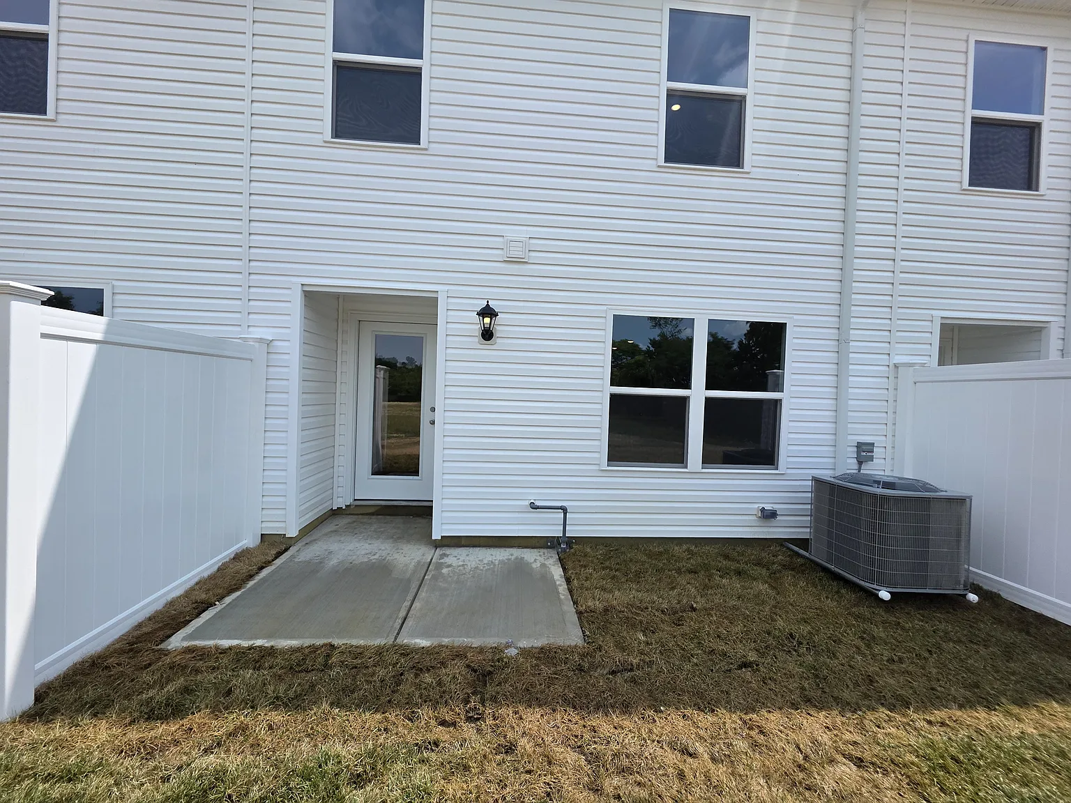 3 bed, 2.5 bath, 1418 sqft, $2,300 — Photo 3
