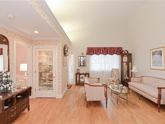 3rd image of 789 Williamsburg Cir