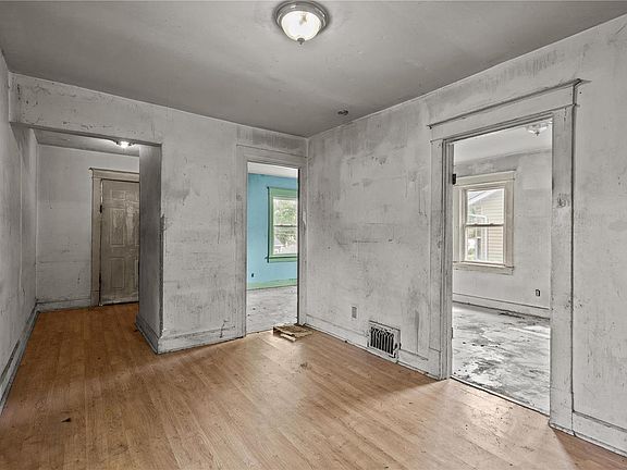 4th image of 2323 Wengler Ave