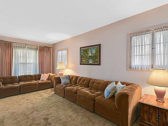 5th image of 2096 Wyandotte Ave