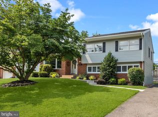128 Hedgerow Dr, Morrisville, PA 19067