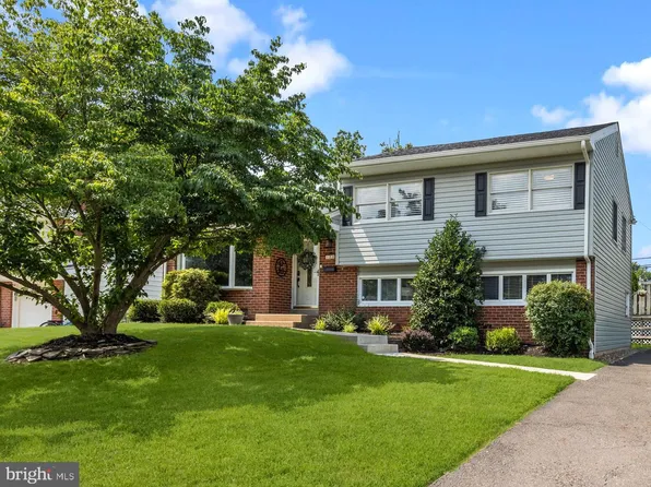 128 Hedgerow Dr, Morrisville, PA 19067