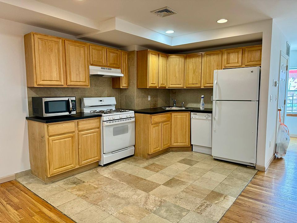1st image of 54 Graham Ave Ste 3
