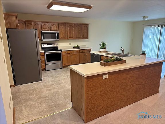 3rd image of 532 Woodpointe Dr