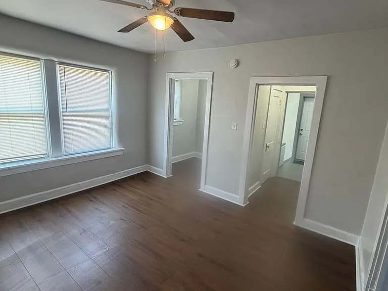 (370) 2526-30 Bellevue — Photo 11