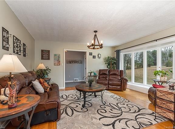 3rd image of 190 Gardenbrook Dr
