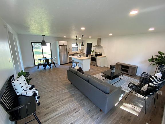 3rd image of 285 Woodlark Dr