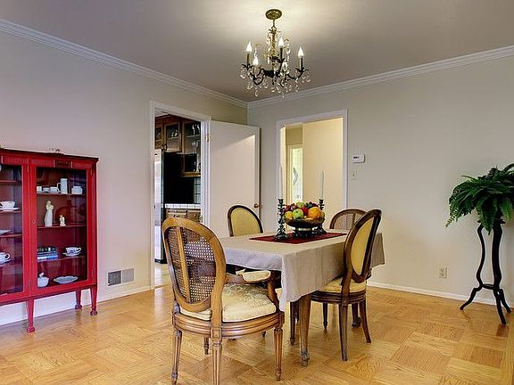 3rd image of 270 Iris St