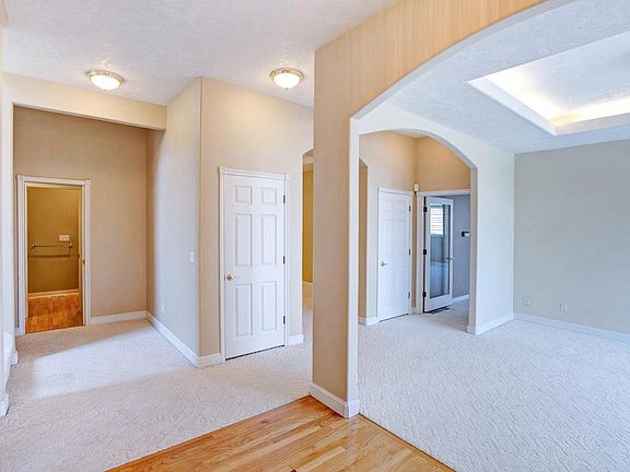 Spacious and inviting 10' ceilings!