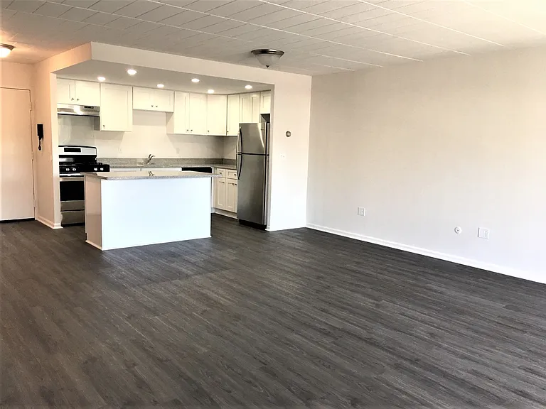 Claybourne Apartments — Photo 10