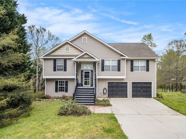 125 Bombay Ln, Grantville, GA 30220