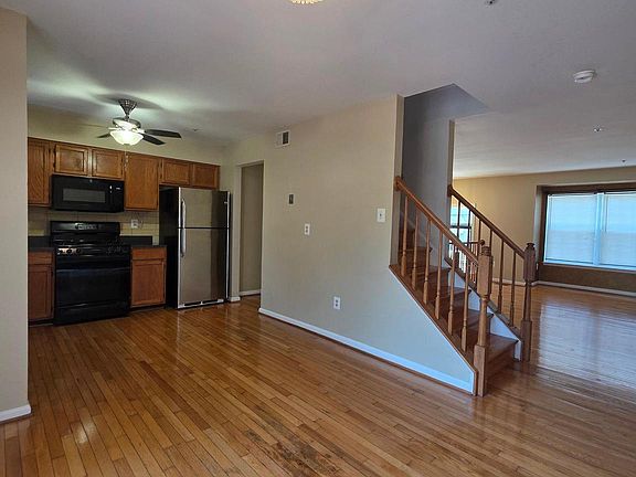 5th image of 940 Newington Ct