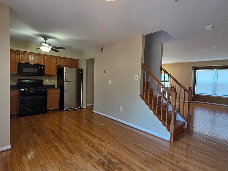 940 Newington Ct — Photo 5