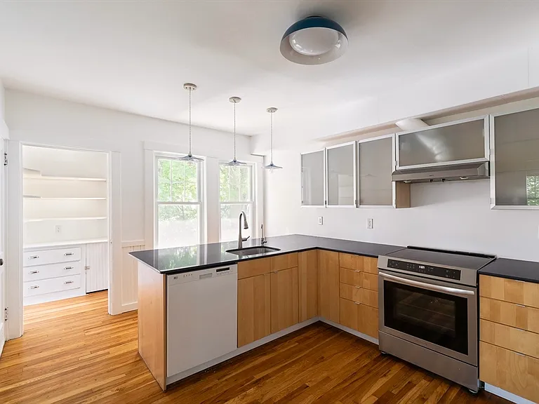 8-10 York Ave #10 — Photo 7